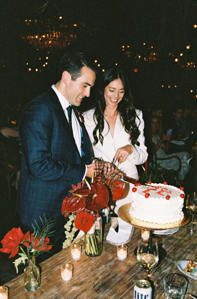 wedding cake cutting photos