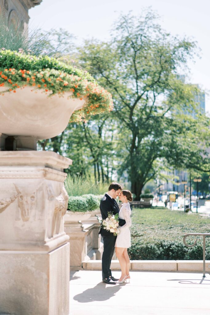 Art Institute of Chicago outdoor wedding photos