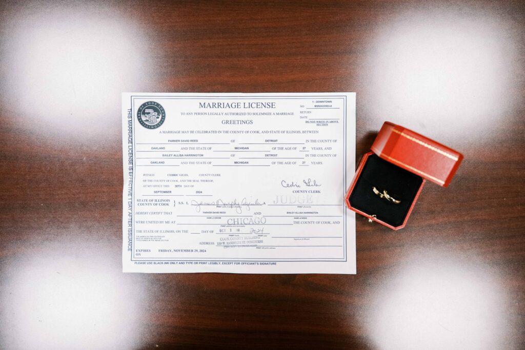 couple getting married at the Chicago courthouse; Chicago City Hall elopement