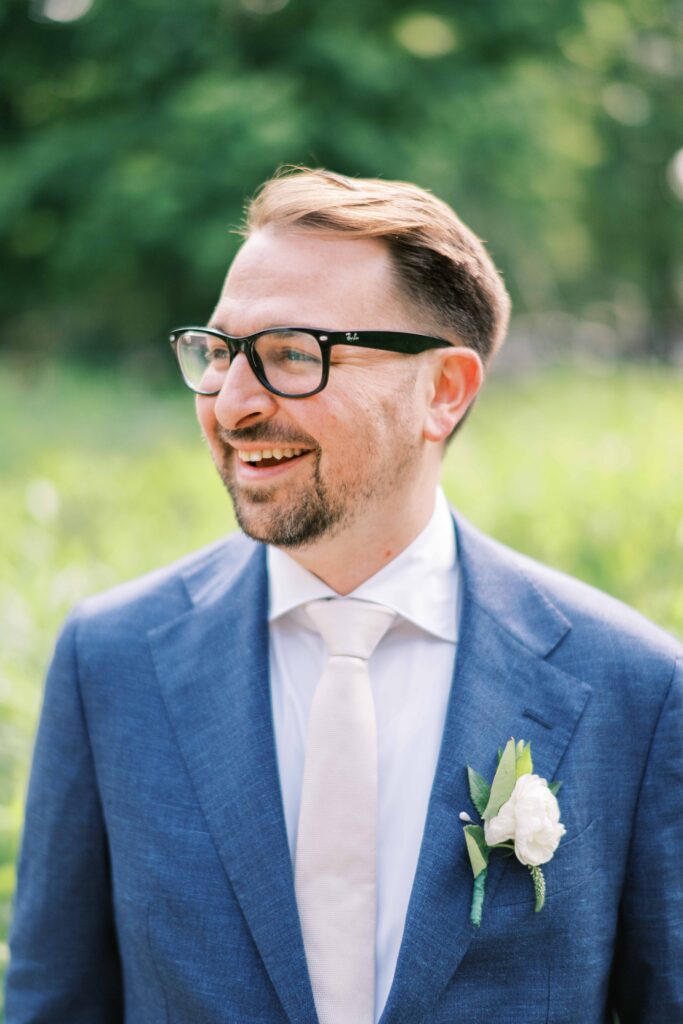 candid groom portraits