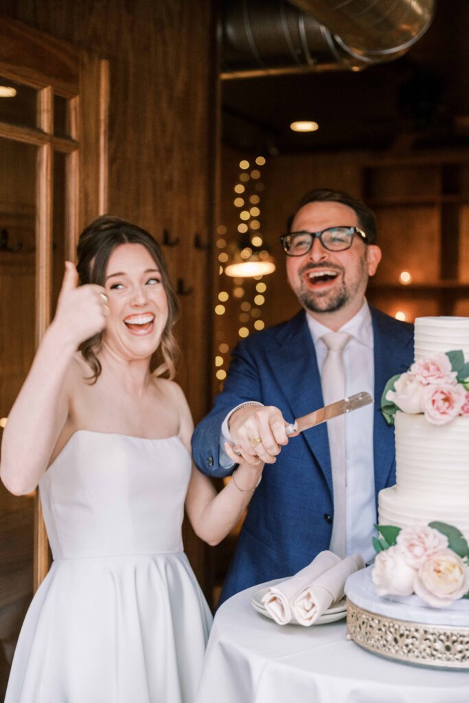 wedding cake cutting candid photos