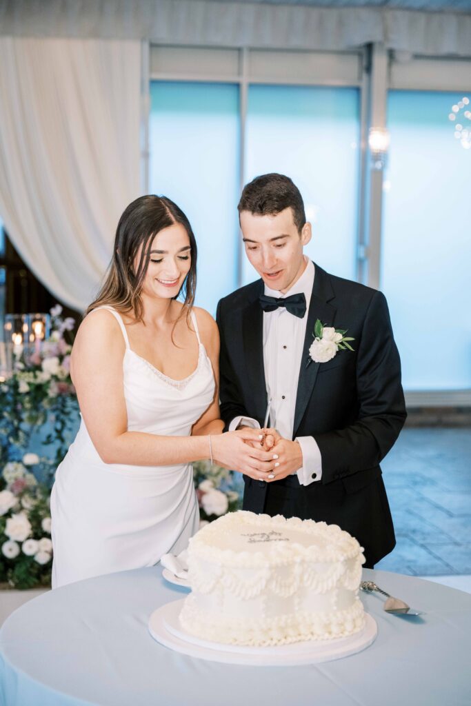 cake cutting pictures at wedding