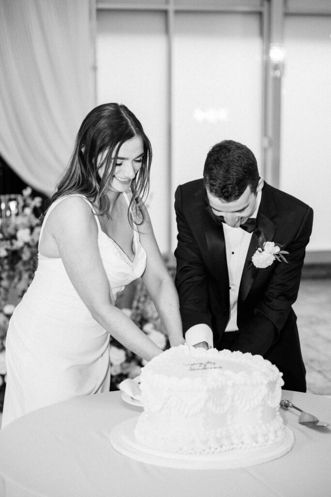cake cutting pictures at wedding